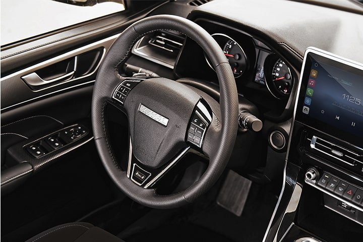 Көп функциялы былғары рульдің гидравликалық күшейткіші, руль астындағы ауыстырып қосқыштары, биіктігі мен шығуы бойынша реттеуі бар